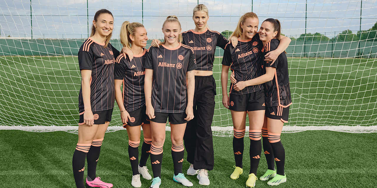 Premiere FC Bayern Frauen mit eigenem Trikot